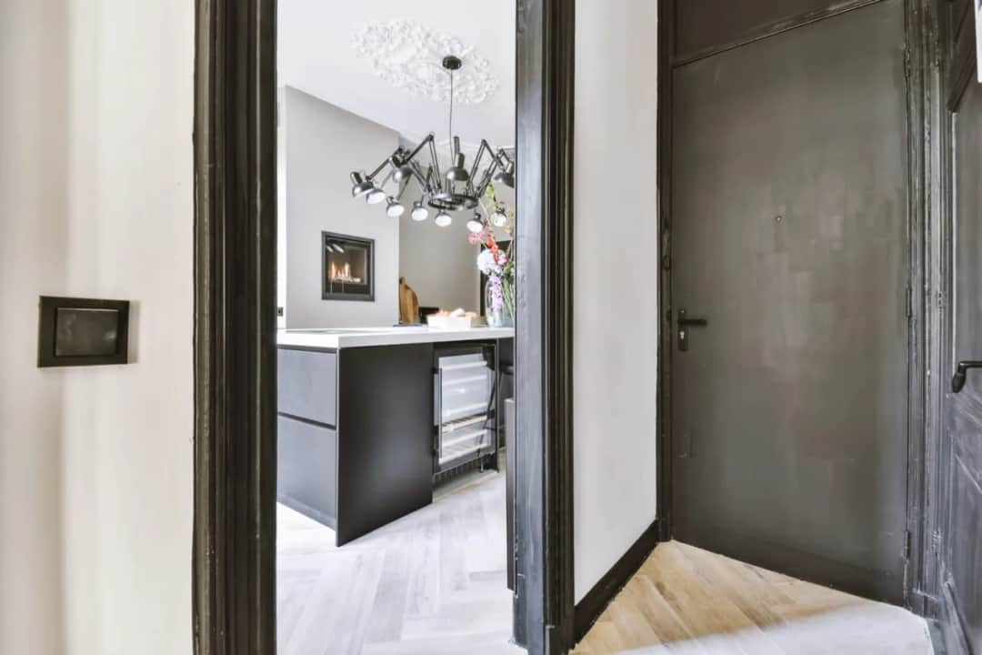 Jak dobrać listwy do ciemnych drzwi? 4 kluczowe strategie.