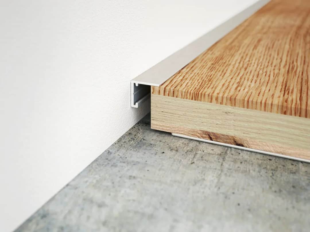 Minimalizm bez listew? Wybierz idealne wykończenie podłogi!