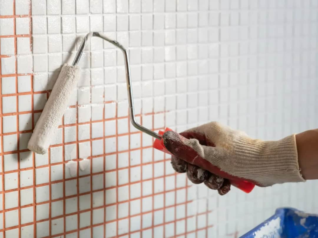 Jak pomalować glazurę? Sprawdź triki eksperta i uniknij błędów