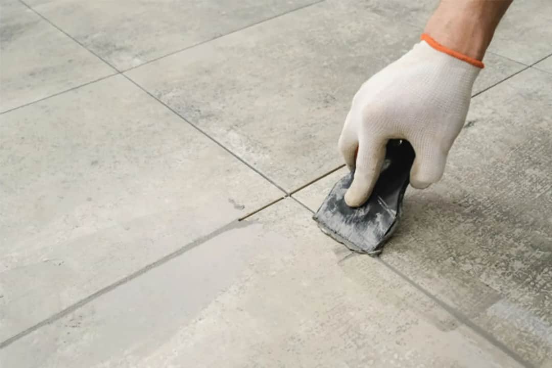 Usuwanie fugi z płytek: Skuteczne metody bez uszkodzeń