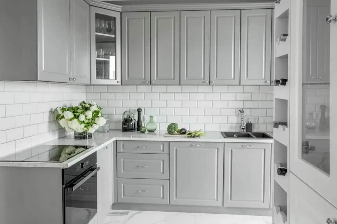 Szara kuchnia: Jakie panele? Wybierz styl i uniknij błędów!