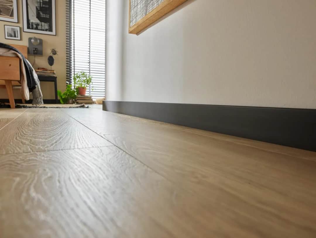 Jak zamontować listwy podłogowe? Uniknij błędów!