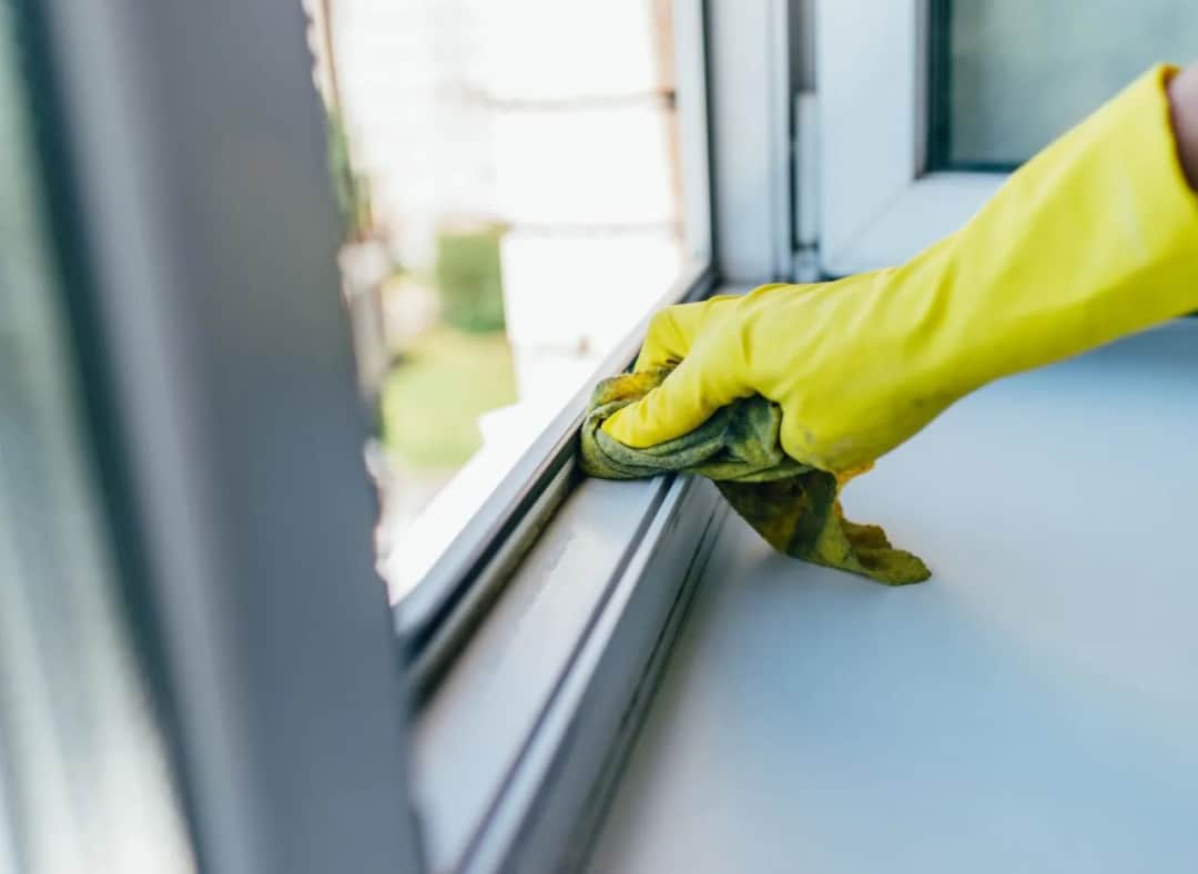 Czyszczenie ram okiennych po remoncie: uniknij błędów, zyskaj blask!