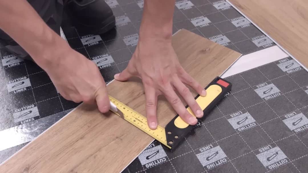 Jak precyzyjnie dociąć panele przy ścianie? Uniknij błędów!