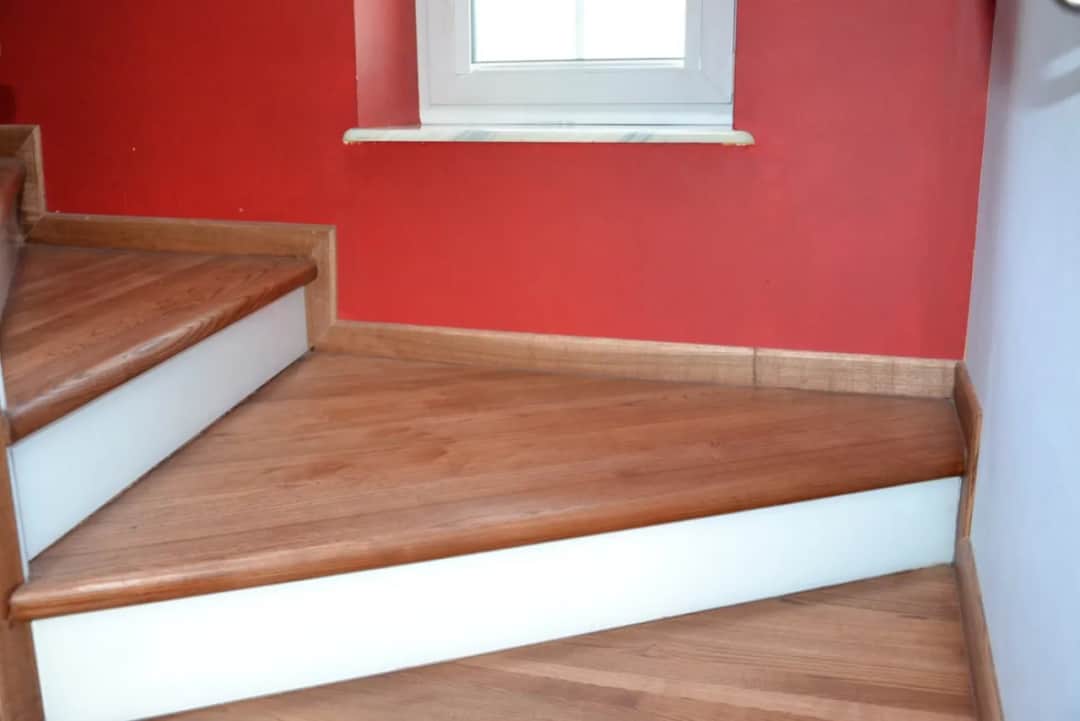 Jak zabezpieczyć schody drewniane przed remontem? Uniknij kosztów!