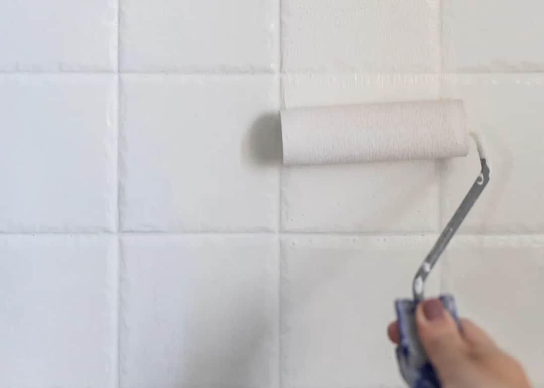 Odśwież kafelki w weekend! Jak pomalować płytki krok po kroku